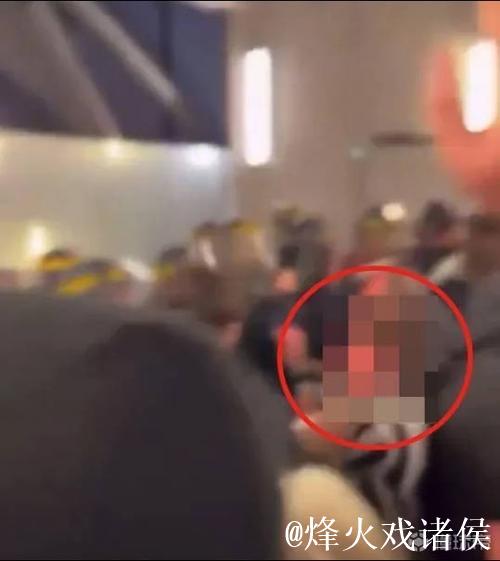 太阳报：马赛vs纽卡有球迷在厕所发生关系，后男